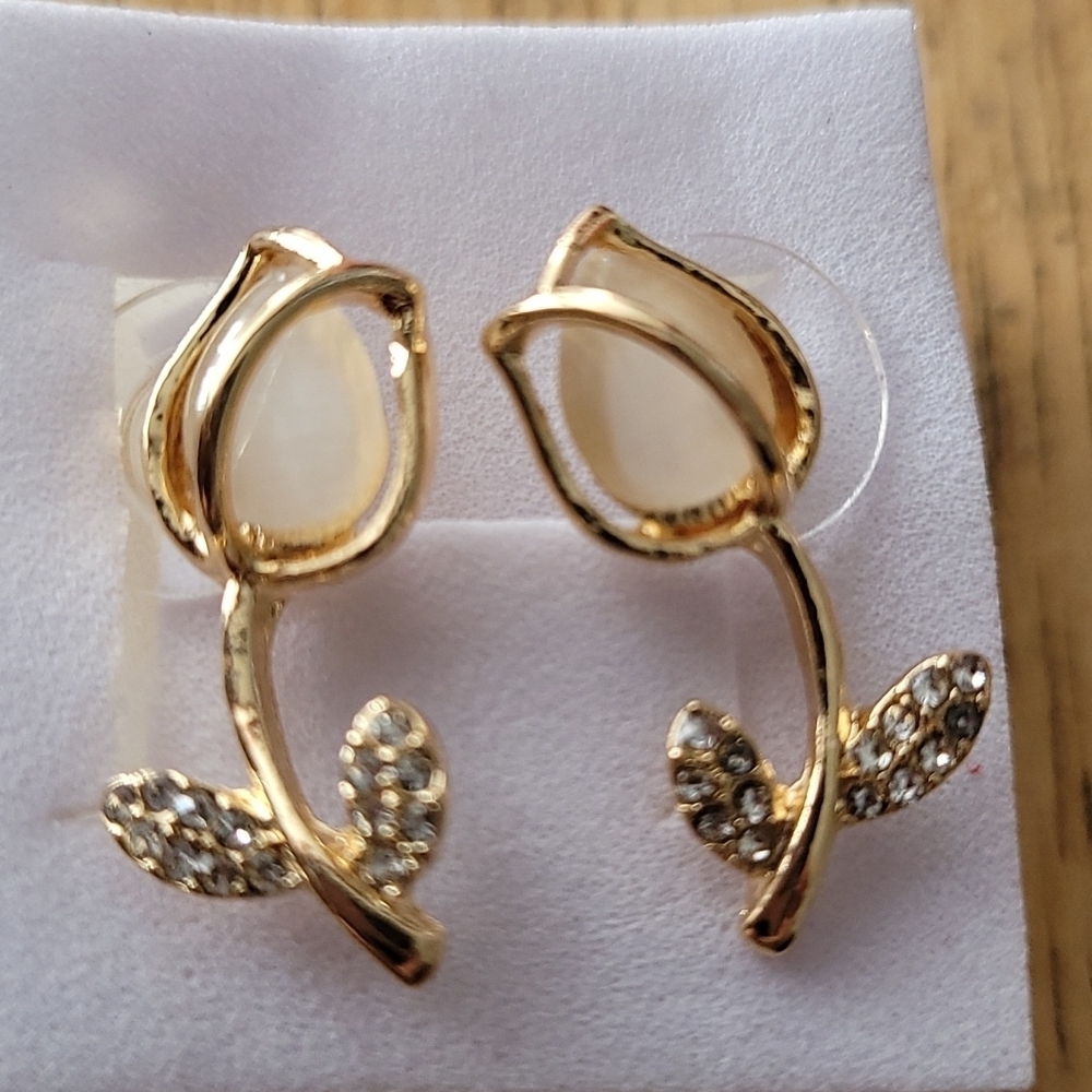 Earrings stud gold tone tulips